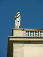 branco estátua em uma sacada foto