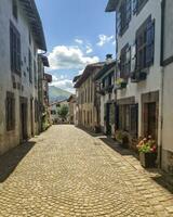 rua e casas dentro velho Saint-Jean-Pied-de-Port, França foto