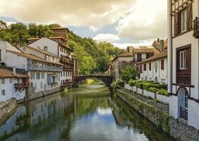 pont e nive rio às Saint-Jean-Pied-de-Port, França foto