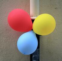balões dentro a rua foto
