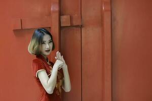 retrato linda mulher asiática em vestido cheongsam, povo da tailândia, conceito de feliz ano novo chinês, feliz senhora asiática em vestido tradicional chinês foto