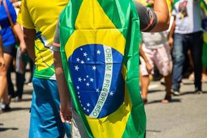 homem com a bandeira do brasil nas costas