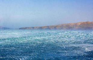 mares azuis agitados com vento forte em novi vinodolski, croácia. foto