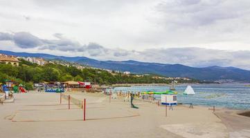 areia maravilhosa e praia rochosa e promenade novi vinodolski croatia.