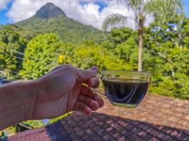 copo de café pela manhã ilha grande, brasil. foto