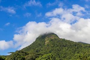 abraao montanha pico do papagaio com nuvens. ilha grande brazil. foto