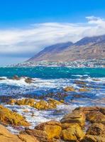 paisagem costeira de false bay na cidade de simons, perto da cidade do cabo na áfrica do sul foto