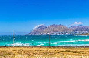 paisagem costeira de false bay na cidade de simons, perto da cidade do cabo na áfrica do sul foto