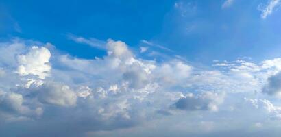 azul céu e branco nuvem Claro verão visualizar, uma ampla branco nuvem é dentro a céu, uma azul céu com nuvens e alguns branco nuvens foto