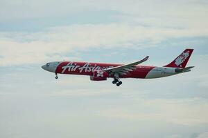 Bangkok, Tailândia - agosto 26, 2023 Airasiax - tailandês airásia preparar para aterrissagem às Suvarnabhumi aeroporto, Tailândia foto