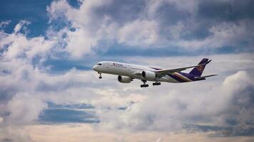 Bangkok, Tailândia - agosto 26, 2023 tailandês vias aéreas preparar para aterrissagem às Suvarnabhumi aeroporto, Tailândia foto