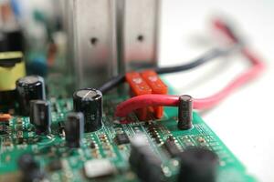 poder fornecem moderno circuito impresso borda com eletrônico componentes com transistor. pcb detalhe foto