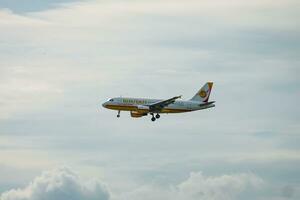 Bangkok, Tailândia - agosto 26, 2023 Butão companhias aéreas preparar para aterrissagem às Suvarnabhumi aeroporto, Tailândia foto