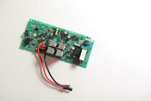 poder fornecem moderno circuito impresso borda com eletrônico componentes com transistor. elétrico Engenharia. foto