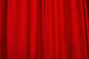 vermelho tecido Como uma fundo. vermelho absorvente de luz cortina. a janela é fechadas com uma cortina. foto