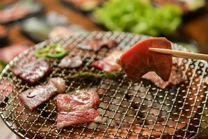 salgado grelhado delícias estilo japonês churrasco festa com delicioso grade prato e carne arranjos foto