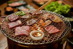 salgado grelhado delícias estilo japonês churrasco festa com delicioso grade prato e carne arranjos foto