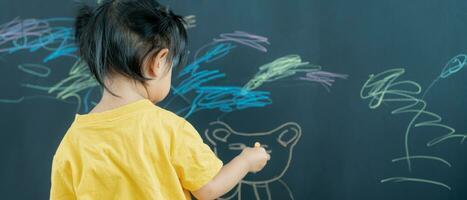 feliz Ásia crianças jogando Aprendendo pintura em Preto borda. atividade, desenvolvimento, iq, equação, meditação, cérebro, músculos, essencial habilidades, família tendo Diversão gastos Tempo junto. feriado foto