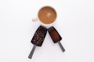 caneca de café, café moído, caneca de café, cena de fundo branco foto