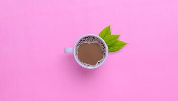 caneca de café em um fundo rosa foto