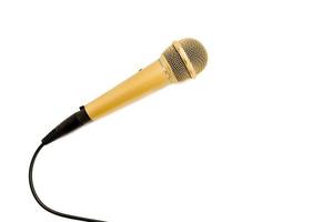 microfone dourado com cabo em fundo branco. foto