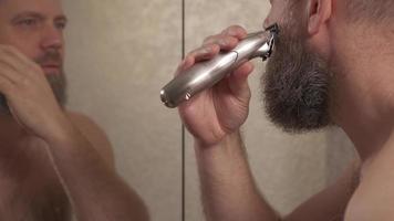 homem raspando a barba