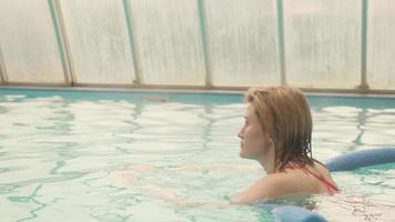 mulher nadando em uma piscina coberta