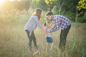 família jovem feliz, passar algum tempo juntos do lado de fora. conceito de amor familiar foto