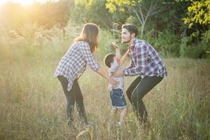 família jovem feliz, passar algum tempo juntos do lado de fora. conceito de amor familiar foto