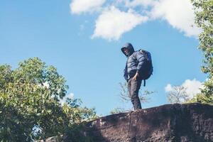 aventura de homem alpinista de férias. conceito de turismo de férias. foto