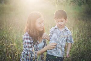 mamãe abraçando seu filho. família caminhando no campo. ao ar livre. foto