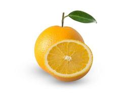 frutas em fatias de laranja com folhas isoladas no fundo branco foto