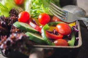 close-up de salada fresca, tomate, pepino, pimentão foto