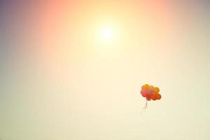colorido de balões voando para o céu não pode pegá-lo foto