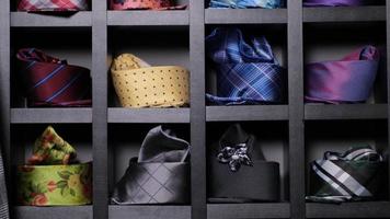 gravatas variadas em exposição