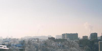 nevoeiro de inverno sobre manhã congelada panorama da bela paisagem urbana foto