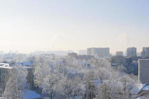 nevoeiro de inverno sobre manhã congelada panorama da bela paisagem urbana foto