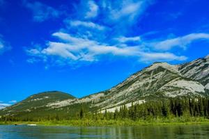 lago do meio. Parque provincial de Bow Valley. Alberta, Canadá