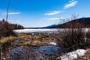 últimos resquícios do inverno. Parque Provincial do Lago Beauvaid. Alberta, Canadá