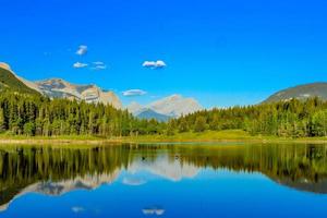 lago do meio. Parque provincial de Bow Valley. Alberta, Canadá