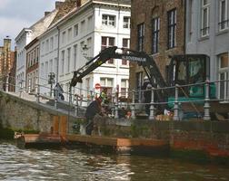 bruges, bélgica - 29 de abril de 2019, obras reparando a estrutura do canal foto