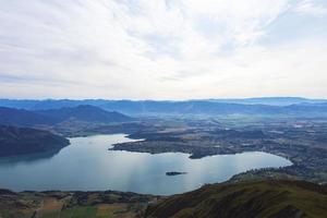 vista aérea do lago e das montanhas durante o dia foto