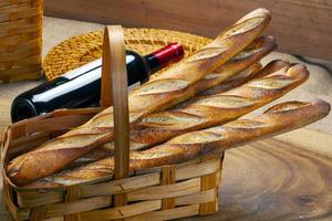 cesta de pães assados em forno a lenha