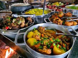 cozinha mineira feita no fogão a lenha com arroz, feijão, feijoada, foto