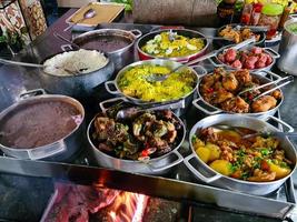 cozinha mineira feita no fogão a lenha com arroz, feijão, feijoada, foto