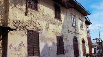 velho histórico construção com descamação parede pintura foto