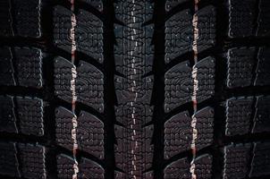 close-up em um pneu em um fundo escuro foto