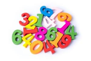 número matemático colorido em fundo branco foto