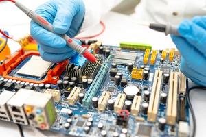 técnico que repara o computador da placa principal do micro-circuito foto