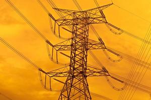 poste elétrico de alta tensão com engenheiro elétrico de linha de energia